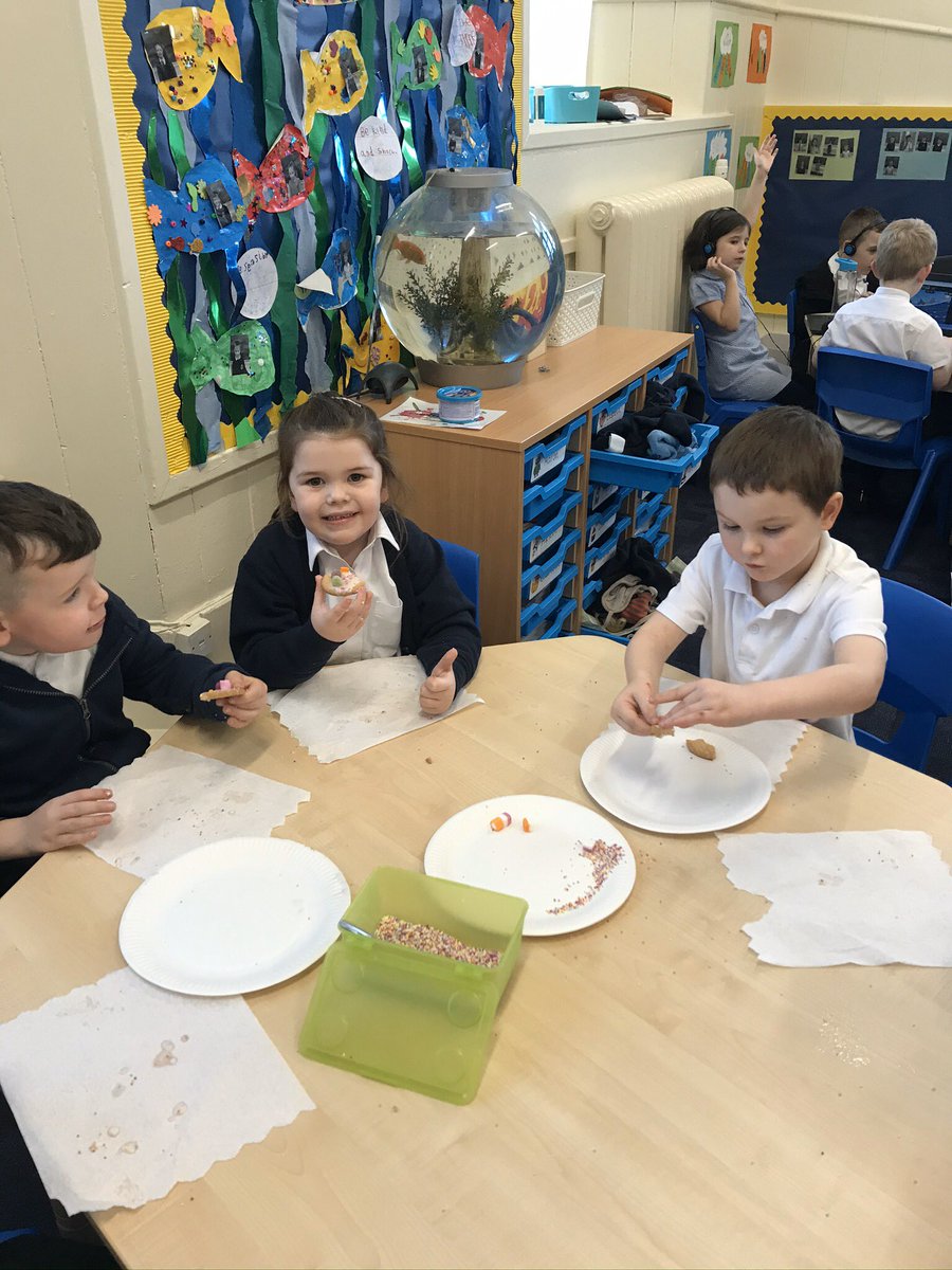 SalinePS's tweet image. P1/2 celebrated the success of their nativity dress rehearsal by decorating some biscuits. Hats off to infant teachers &amp;amp; support staff everywhere! #nativity #1down #2togo  🎄🎅🏼