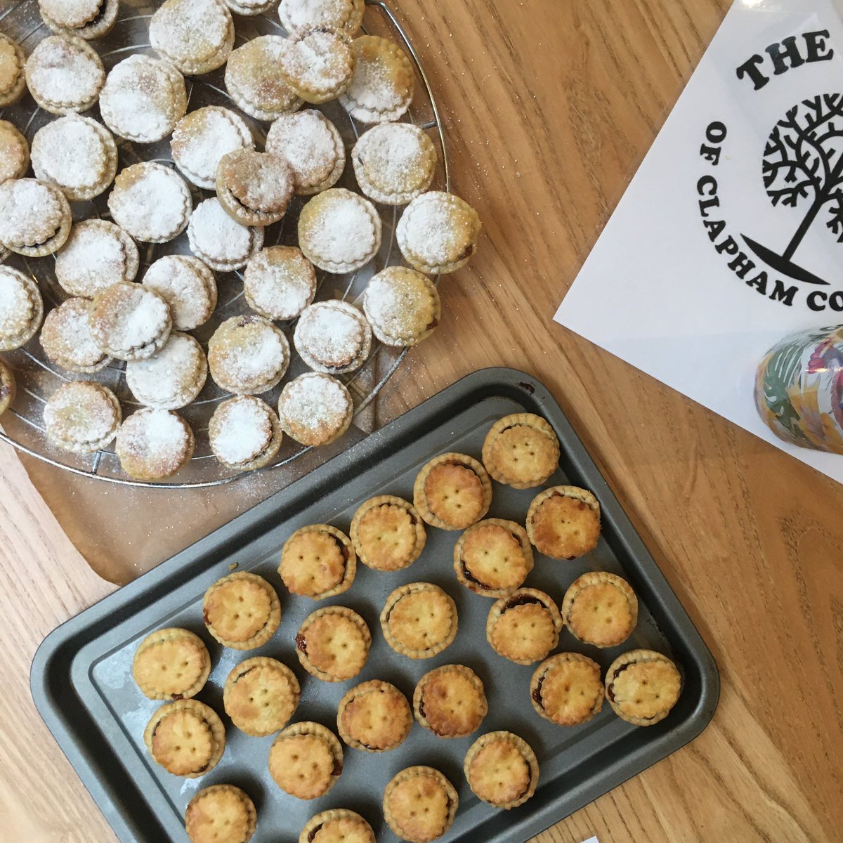 ClaphamCommon1's tweet image. December litter pick on the Common this morning! If you have some free time from 11-12.30 come and join us. Meet at the Bandstand. Mince pies and coffee available after ☕️.