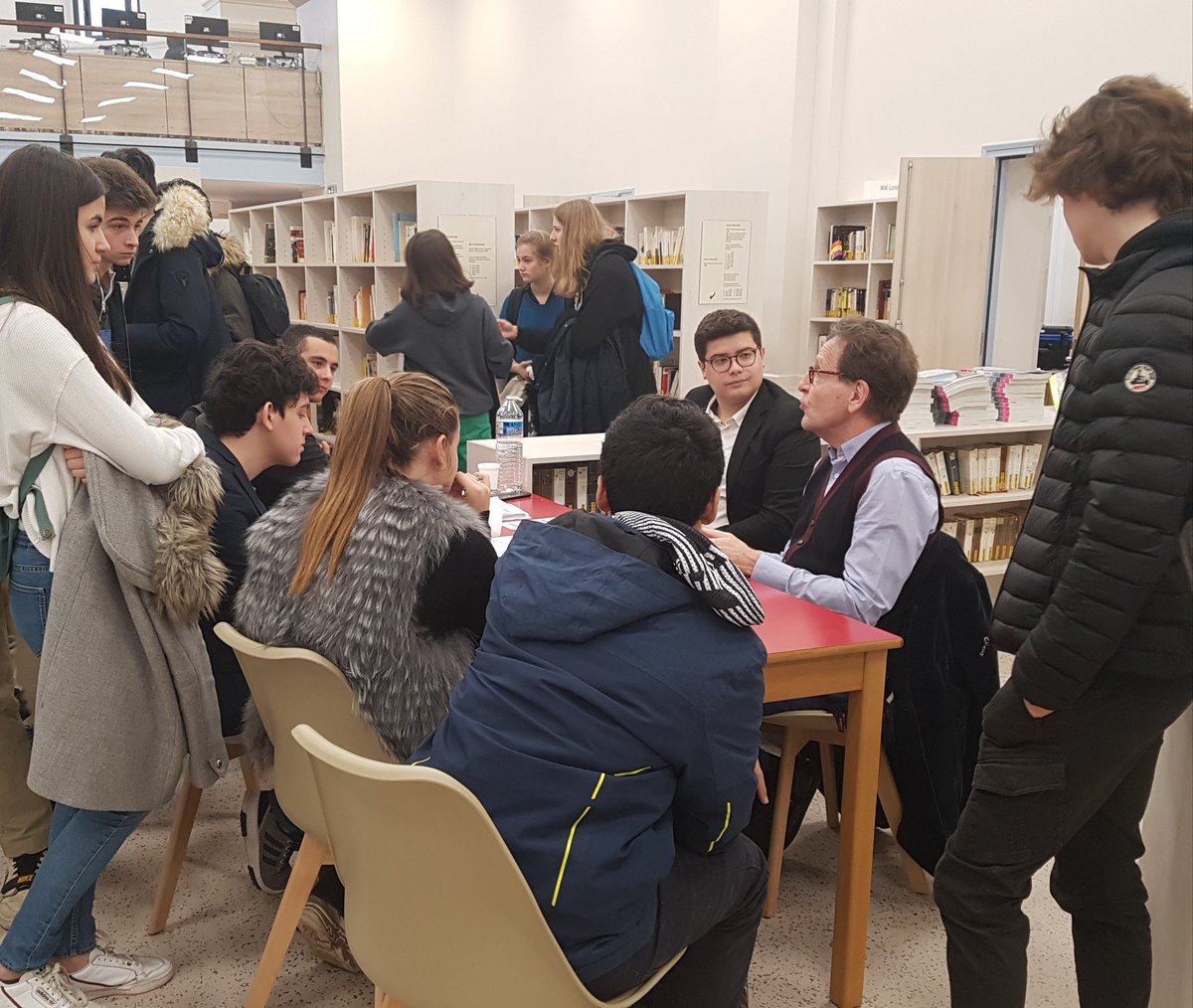 ⚪ XXII° Écho des Métiers 👉 Parmi les intervenants, @GillesLeGendre député de la circonscription, qui échange avec des élèves qui envisagent <a href="/sciencespo/">Sciences Po</a> : "être élu n'est pas un métier"