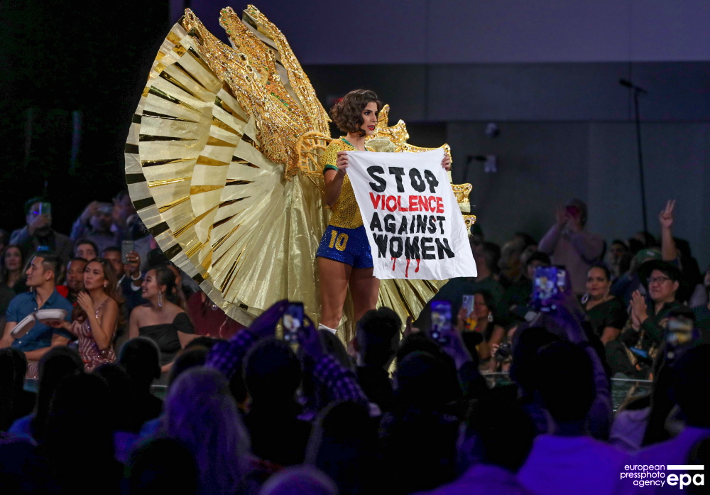 EPA_Images's tweet photo. Miss Brazil Julia Horta shows a flag that reads 'Stop violence against women' while walking in her costume during the Miss Universe 2019 preliminary round in Atlanta, Georgia, USA. 📷 epa-efe / Branden Camp

#MissUniverse #photojournalism #epaphotos https://t.co/bF3TXd8aHD