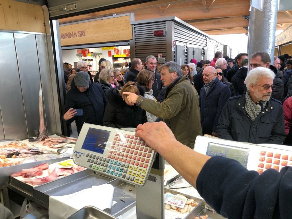 LuigiBrugnaro's tweet photo. È una giornata di orgoglio per tutti. Questo mercato è il simbolo della rinascita della città. Per realizzarlo abbiamo recuperato risorse efficentando la macchina comunale. 
Dopo 26 anni di “provvisorietà” restituiamo la dignità del luogo di lavoro ai commercianti. https://t.co/CyZd6dEfDt