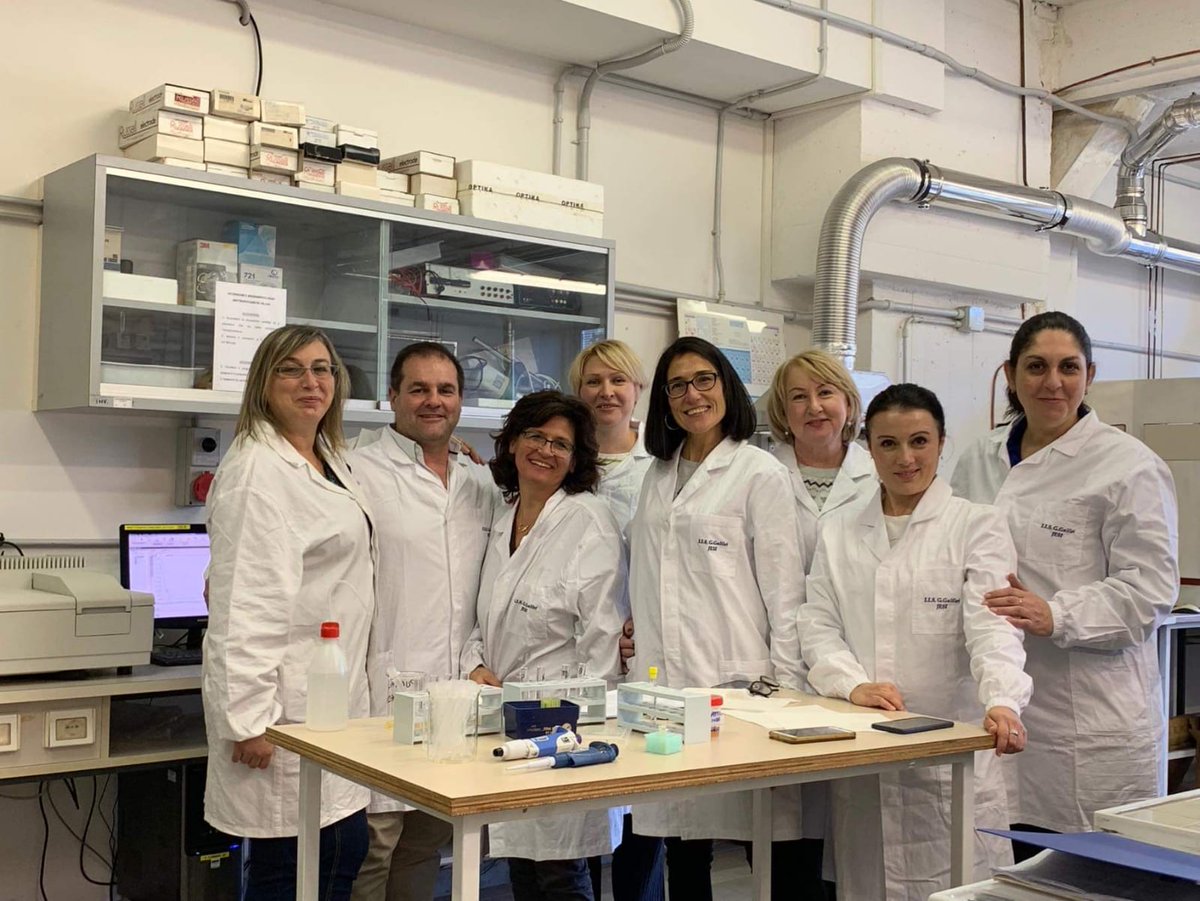 ErasmusDB's tweet photo. Learning about sprctropgotometry at IIS Galilei #beingbiomaker_EU #ErasmusPlus #spectrophotometer #STEM #OER https://t.co/TZAAiYj2wf