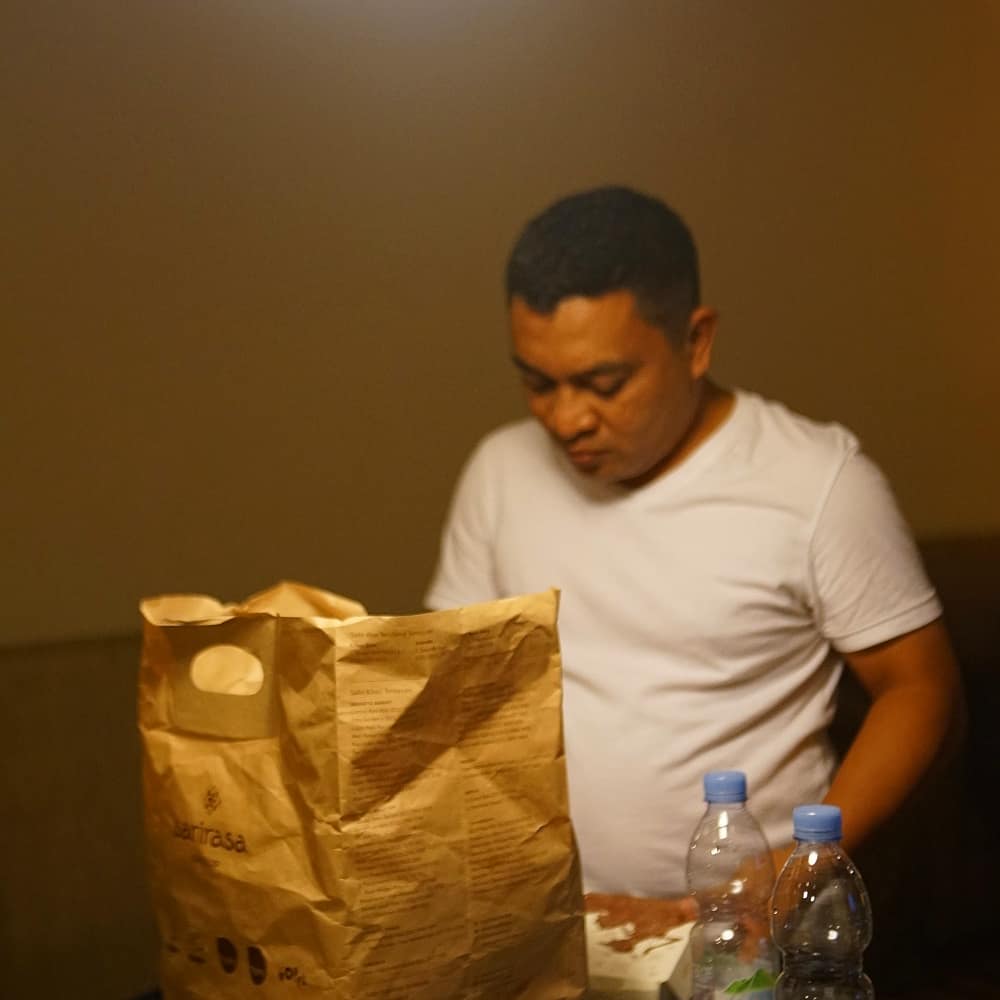 thegrooveindo's tweet image. Sneek peak @detadetagun yang "isi amunisi" alias makan biar energic sebelum manggung
.
Nah, malem minggu ini, Groovers jadi tim makan malem dirumah atau makan malem diluar sambil hangout?
.
.
#TheGrooveLife #Drummer #WeekendLife #Dinner #SaturdayNite