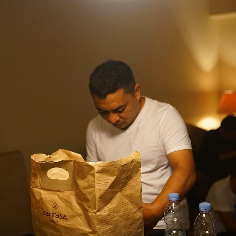 thegrooveindo's tweet image. Sneek peak @detadetagun yang "isi amunisi" alias makan biar energic sebelum manggung
.
Nah, malem minggu ini, Groovers jadi tim makan malem dirumah atau makan malem diluar sambil hangout?
.
.
#TheGrooveLife #Drummer #WeekendLife #Dinner #SaturdayNite