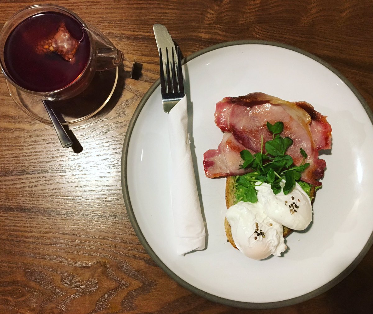 Brunch 🙌🏻 // Pouched Eggs with Avocado and Bacon 🥓 locally sourced by <a href="/EWEdgebutchers/">Edge & Son Butchers</a> #supportlocal 👏🏻 with a cup of specialty tea by <a href="/theteamakers/">The Tea Makers of London</a> #Chester #CoffeeHouse #Brunch #Christmas #SaturdayMotivation #Avocado #Bacon #Eggs #ChesterTweets