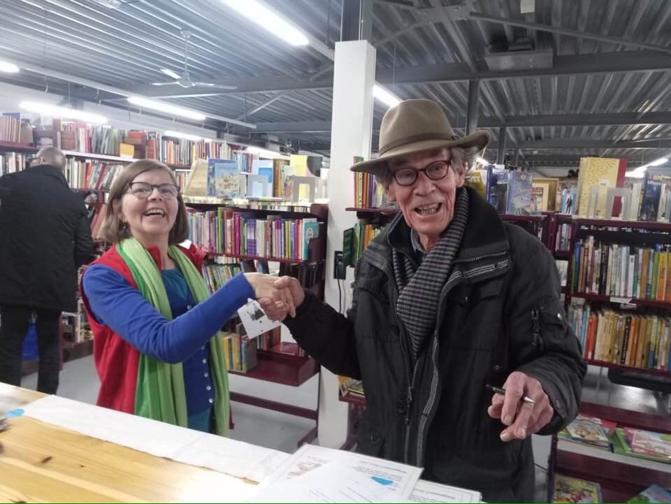 Jeetje, alweer de 500e #reparatie van dit jaar! Ingebracht door Dhr op de foto, gefeliciteerd door een vd vrijwilligers van het #RepairCafé 
Gefeliciteerd