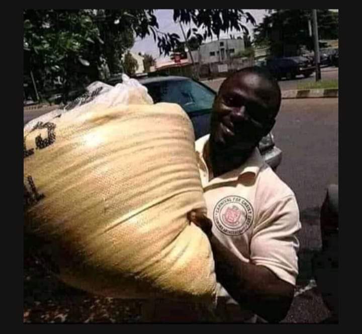 SpakoNash's tweet photo. A support Fhish and yi government with 1 bag garri for the Appology to SE #Peace https://t.co/tJpNJ6kwvD