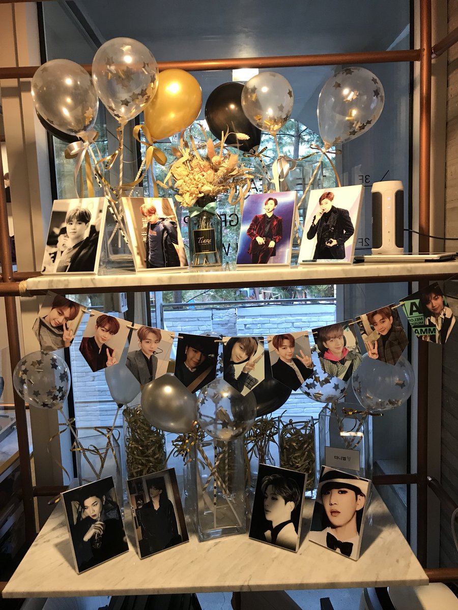dansool_1210's tweet photo. 11. 코넷팅커피
도레도레 근처에 있던 코넷팅커피
너무 배불러서 코코넛쉐이크를 테이크아웃 했으나 결국 지하철 가면서 다 먹었다... 맛있었다....꺽
근데 찍어놓고 보니 제대로 컵홀더를 안찍었...
뽑기는 손가울 당첨되서 녤친오빠 받았당ㅋㅋ
#CONETing
#다니엘생일축하해
#다니엘_행복하자 https://t.co/pSXAY50dlL