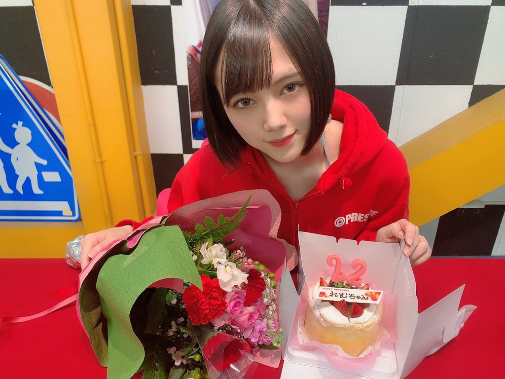 沢山プレゼントもありがとう😭💕
本当にいつもいつも感謝です🙇‍♂️🙇‍♂️

イベント終了後、ファンの方がサプライズでケーキとお花用意してくれてて本当にびっくり嬉しかった😳💕💕

とりあえず、今月は妹君とディズニー行ってきます🐹✨ https://t.co/h7OGHTKf0d