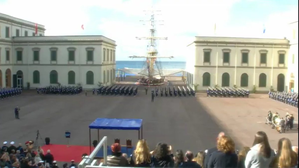 ItalianNavy's tweet photo. Hanno giurato! Con il loro "lo giuro", urlato nel piazzale dell'#AccademiaNavale, i 212 allievi ufficiali sono entrati a far parte della #MarinaMilitare. Buon vento ragazzi #NoiSiamolaMarina #IlTuoFuturoèilMare https://t.co/m8Vjc0TxYp