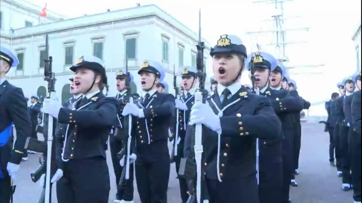 ItalianNavy's tweet photo. Hanno giurato! Con il loro "lo giuro", urlato nel piazzale dell'#AccademiaNavale, i 212 allievi ufficiali sono entrati a far parte della #MarinaMilitare. Buon vento ragazzi #NoiSiamolaMarina #IlTuoFuturoèilMare https://t.co/m8Vjc0TxYp