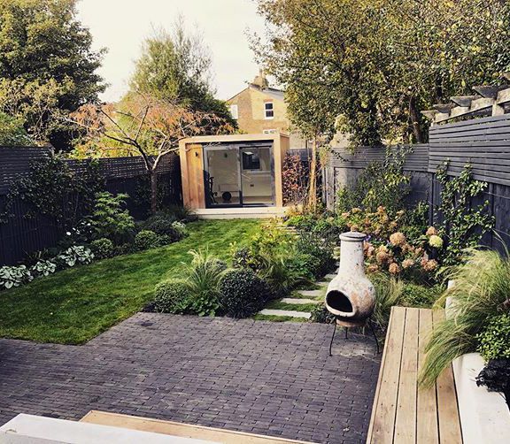 ChelmerValley's tweet photo. Great to see this garden develop, featuring our Old Belgium Anthracite pavers, working perfectly with the colour palette, designed by Rachel Hartley. #gardens #gardendesign #plants #build #floatingbench #gardendesigner #design #architecture #paving #paving https://t.co/RKC20SwtyP