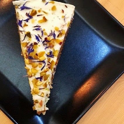 CentralParkLeon's tweet photo. A ver los golosos de la sala 😋 ¿Quién no se ha quedado boquiabierto con esta delicia? 😱

Nuestra tarta de zanahoria 🍰🥕está hecha con ingredientes naturales y es gluten free 👌

¿A qué esperas para probarla? ⏰ hoy abrimos hasta las 16:30h.

#comidasana #postre #tarta https://t.co/Hu70GfpQYB