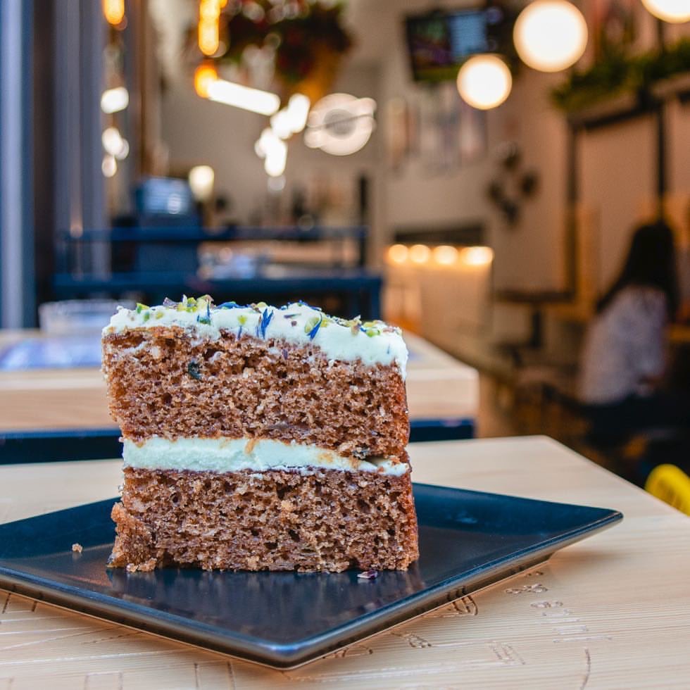 CentralParkLeon's tweet photo. A ver los golosos de la sala 😋 ¿Quién no se ha quedado boquiabierto con esta delicia? 😱

Nuestra tarta de zanahoria 🍰🥕está hecha con ingredientes naturales y es gluten free 👌

¿A qué esperas para probarla? ⏰ hoy abrimos hasta las 16:30h.

#comidasana #postre #tarta https://t.co/Hu70GfpQYB