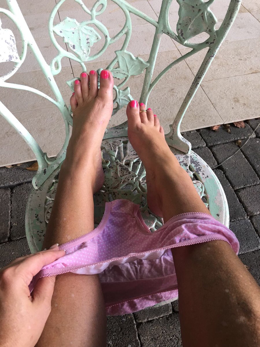 DreamZeva's tweet photo. Miss me? I thought so. 😋 Welcome me back into your dreams and get down on your knees in gratitude while you click the link in my bio to send me what I deserve. #findomme  #footfetish #feet #feetpicturesforsale #sub #cashpiggy #cuck #paypigs https://t.co/ANUegoAkLh