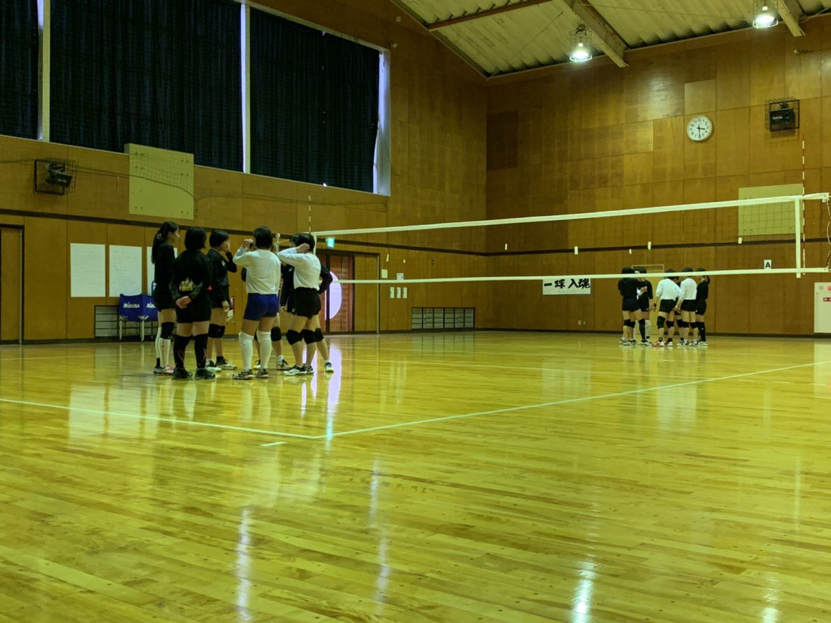 nanryovb's tweet photo. こんばんは。今日は午前中OPと午後から練習会でした。たくさんの中学生が参加してくれ、すごく活気がある練習会でした！
高校生も人に教える事の難しさを実感してくれたと思います。この経験を今後のプレーに繋げて欲しいです！
参加してくれた中学生のみなさん、今日はありがとうございました！ https://t.co/Not8fdJeMD