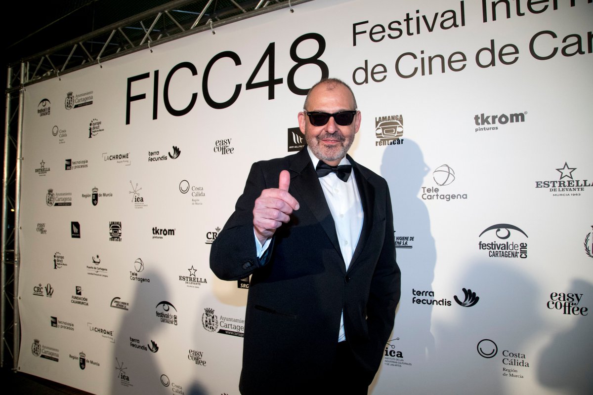 alfonsoalbacet's tweet photo. "Se puede seguir haciendo cine en nuestro país..." Mis optimistas palabras en el @festivalFICC tras recibir el premio, y que ha recogido el programa de cine por excelencia @DiasDeCine. Gracias #DiasDeCine @Gerardo_DDC por estar siempre. A la carta en https://t.co/GzsomDDI26 https://t.co/gjByc5DXM9