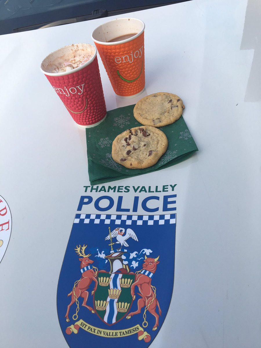 tvprp's tweet photo. Patrolling and enjoying the delightful woburn sands in Bucks today, and was welcomed by a 🎅🏻 hot 🍫 and 🍪 stay safe on the roads this weekend 🌲 from all of Roads
policing #p1136/p6432 https://t.co/hux2ouzeCo