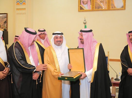 hathban's tweet photo. تشرفت بتكريمي من #صاحب_السمو_الملكي_الامير_جلوي_بن_مساعد امير منطقه #نجران اثناء فعاليات  #غرفه_نجران كل الشكر لسموه ولغرفه نجران https://t.co/wpCbf9JX1n