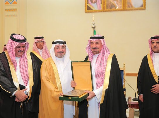 hathban's tweet photo. تشرفت بتكريمي من #صاحب_السمو_الملكي_الامير_جلوي_بن_مساعد امير منطقه #نجران اثناء فعاليات  #غرفه_نجران كل الشكر لسموه ولغرفه نجران https://t.co/wpCbf9JX1n