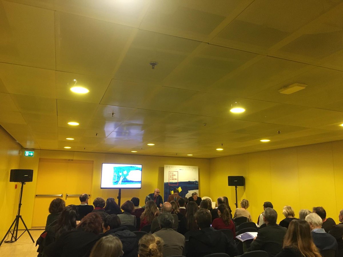 sellerioeditore's tweet photo. Ricordando #FurioScarpelli e le sue scrivanie piene di manoscritti. Con Giacomo Scarpelli, Antonio Manzini e Paolo Virzi. @piulibri19 https://t.co/rHGKyOS9Wv