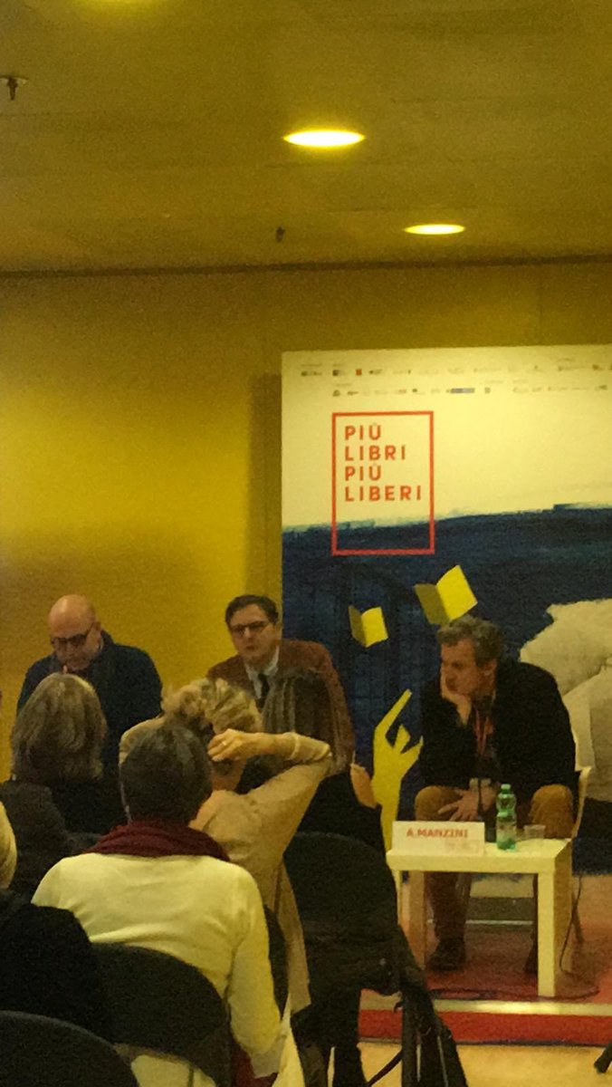 sellerioeditore's tweet photo. Ricordando #FurioScarpelli e le sue scrivanie piene di manoscritti. Con Giacomo Scarpelli, Antonio Manzini e Paolo Virzi. @piulibri19 https://t.co/rHGKyOS9Wv
