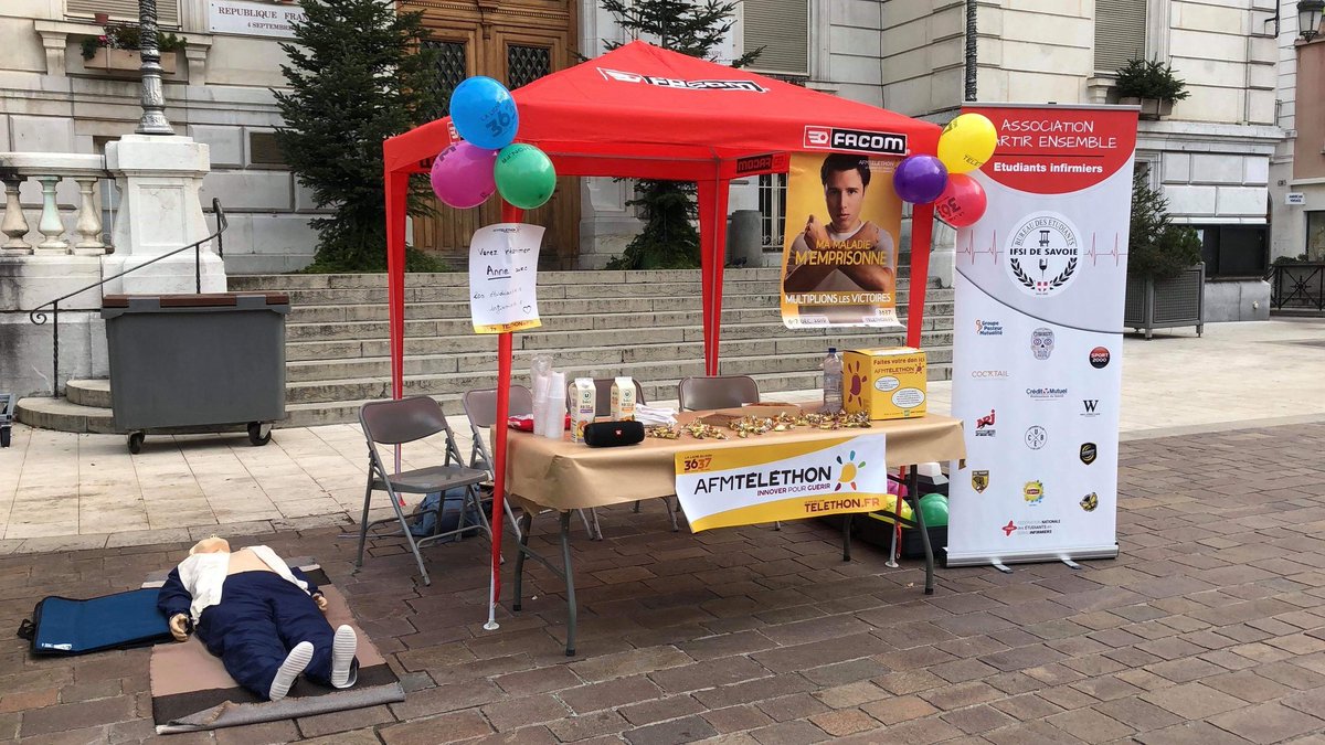 Partir_Ensemble's tweet photo. L'association partir ensemble est présente sur la place de l'hôtel de ville de Chambéry afin de recolter des fonds pour @Telethon_France! Les étudiants en soins infirmiers vous propose des gâteaux et vous font une prévention des gestes au premiers secours ❤️ https://t.co/sggN0dF6Xm