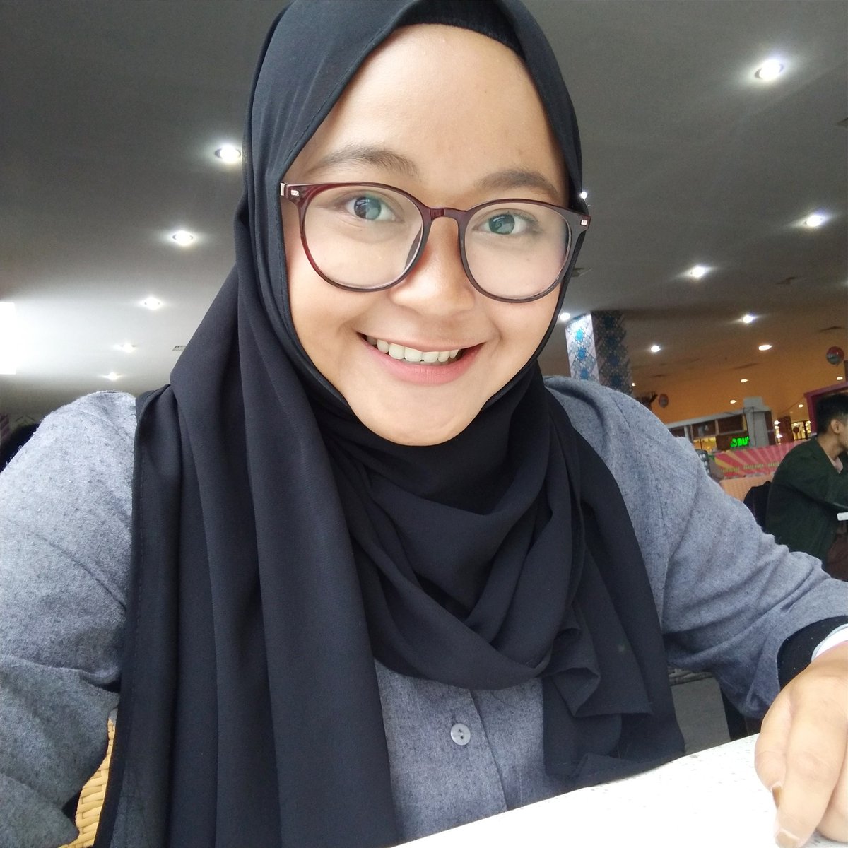 AmaliaAndrya's tweet photo. Yang penting teh, hayuukk... Meluncur ...
#malamminggu
#markipat https://t.co/CjwmFn0DMw