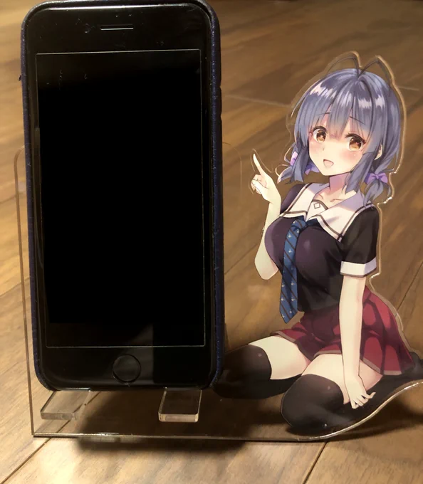 コミケセット用グッズその②
スマホ使おうとするたびに責められる、アクリルスマホスタンドです～! 
