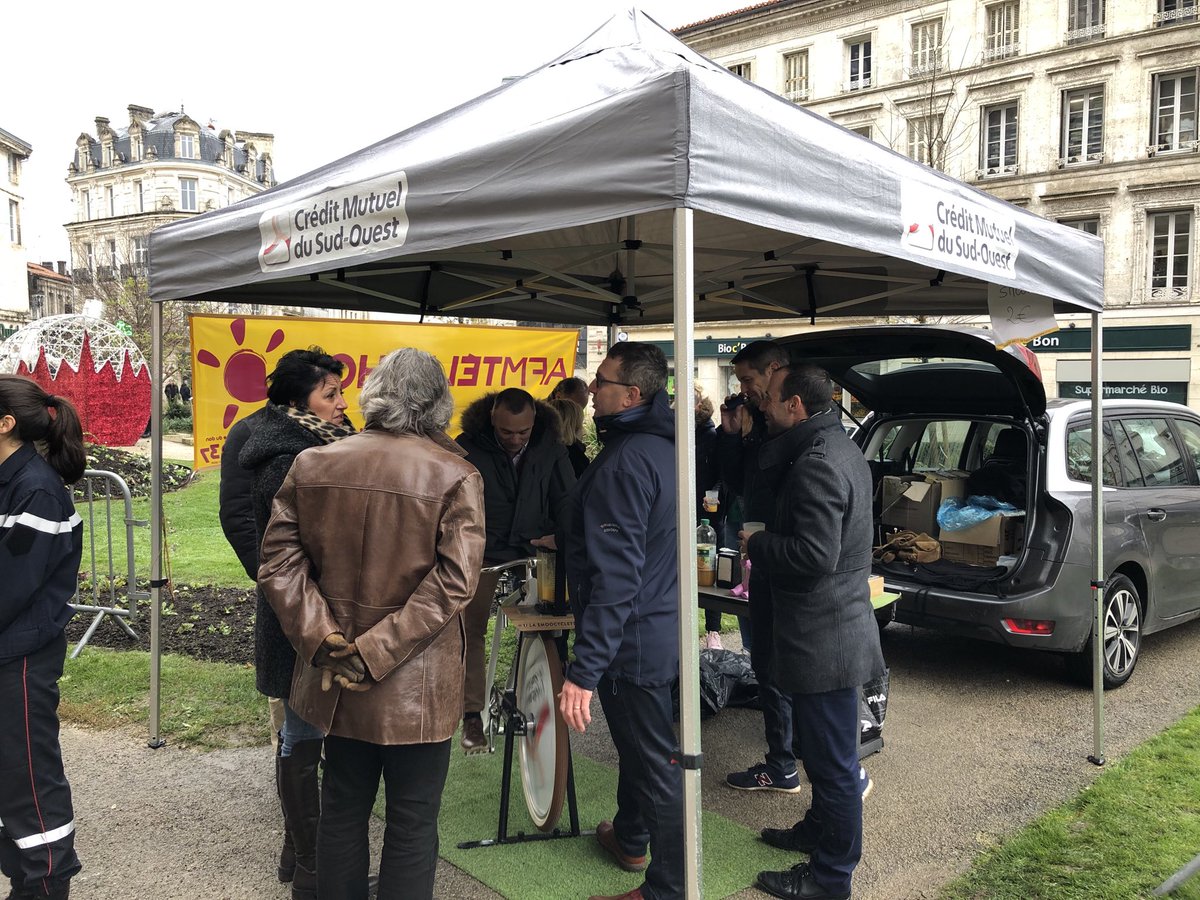 poleproangoulem's tweet photo. Le ⁦@CMSudOuest⁩ présent dans les jardins de l’hôtel de ville d’Angoulême en compagnie des Pompiers pour une animation smoocyclette au profit du #afmtelethon #secteur161
⁦@WeAreArkea⁩ https://t.co/IjvJesM5o7