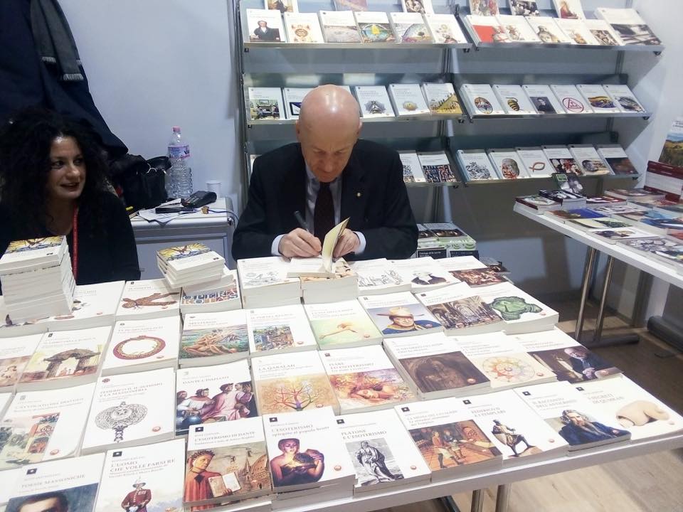 GoiStampa's tweet photo. Il Gran Maestro Stefano Bisi in occasione della presentazione del suo libro "Mitra e Compasso. Riflessioni sui rapporti tra #Massoneria e #Chiesa" (Tipheret Editore) a Più libri più liberi @piulibri19 @Tipheret5 https://t.co/WNWISo1eMa