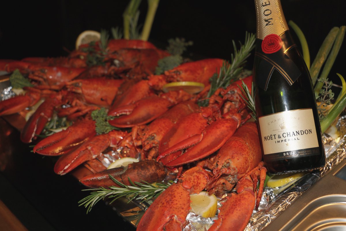 Sluit het jaar af met een champagne en een combinatie van land en zee : een halve ossenhaas met een halve kreeft thermidor. 🦞