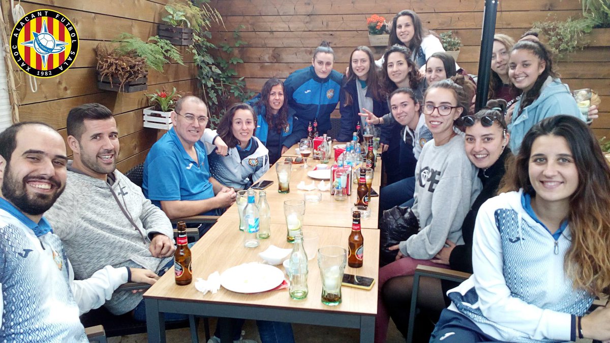 XalocAlacant's tweet photo. Celebrando la victoria en la #copadelareina en Aspe. En el #Gardenplace Cafetería de @jorgeoncina hermano de nuestro Presidente👏👏⚽ https://t.co/r9iBTp9FLs