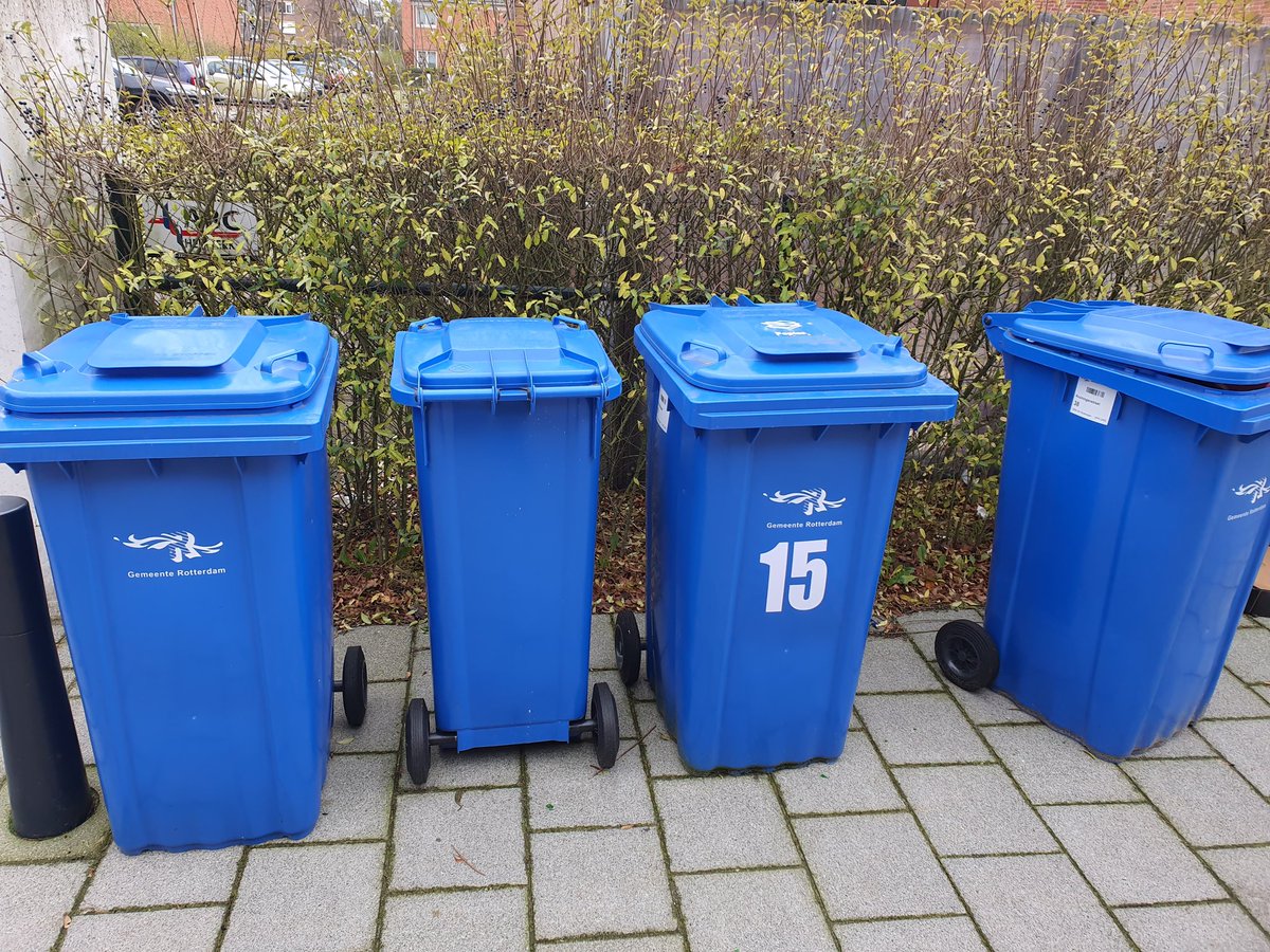 Ronald07094302's tweet photo. #Stadsbeheer @bertwijbenga vraagt de gemeente  #Rotterdam aan haar burgers om papier te scheiden,  alleen jammer dat zij het dan vergeten om op te halen op afgesproken dag. Niet voor het eerste keer :-( :-( https://t.co/ng9unw2x3e