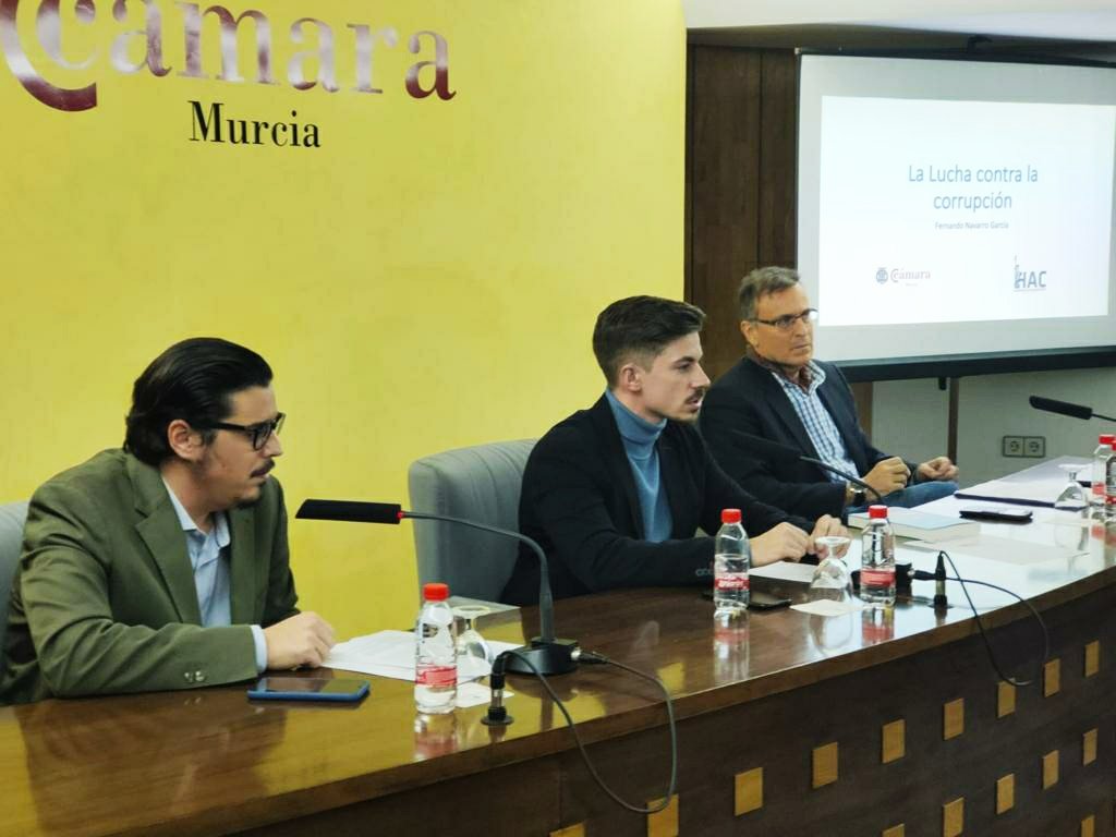 jlrosmedina's tweet photo. Llenazo absoluto en la máster class de @nando071964 organizada por @HacMurcia en la @camaramurcia.  Fue un gusto estar invitado como introductor a este acto por @FCollMorales para hablar de #Transparencia y #LuchaContraLaCorrupción en un proyecto con tanto futuro como #HACMurcia https://t.co/468iKwnSVo
