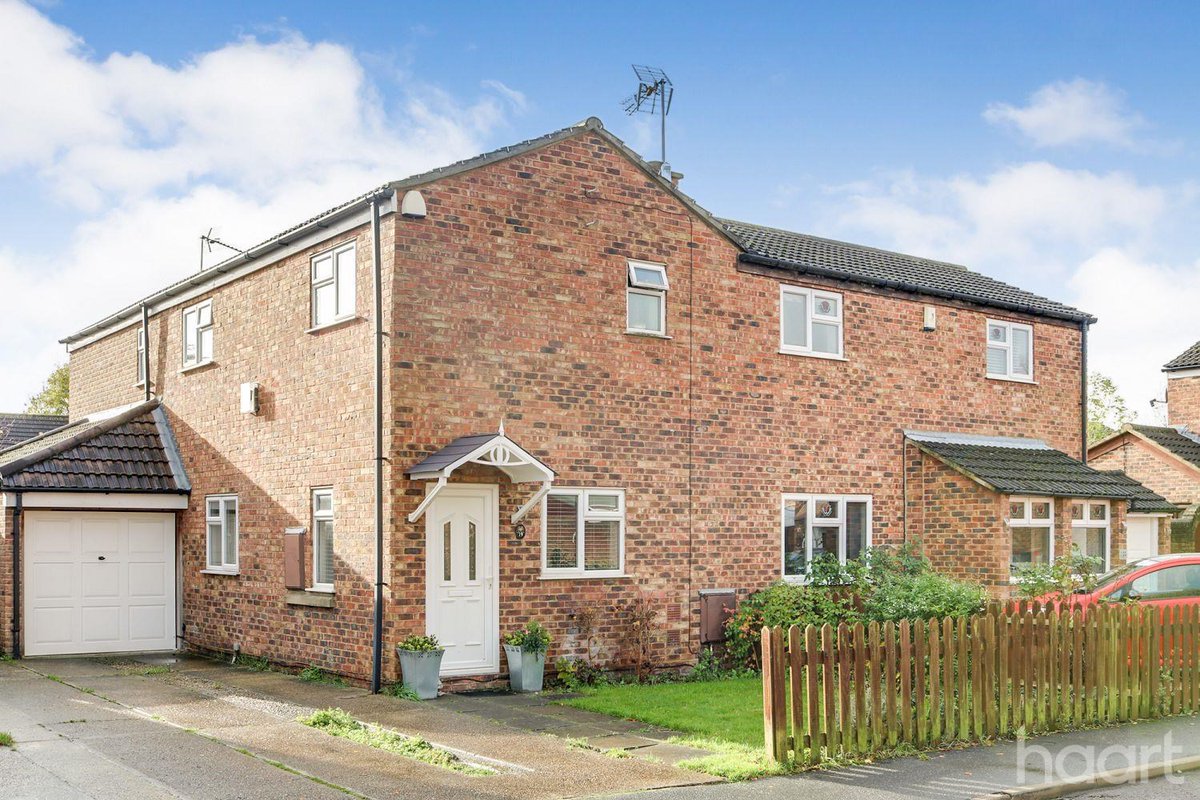 Basildonhaart's tweet photo. We have this extended three bedroom semi detached house ready for you and your family to move straight into.
https://t.co/7PY88v5L8v https://t.co/pirkQ8XyyP