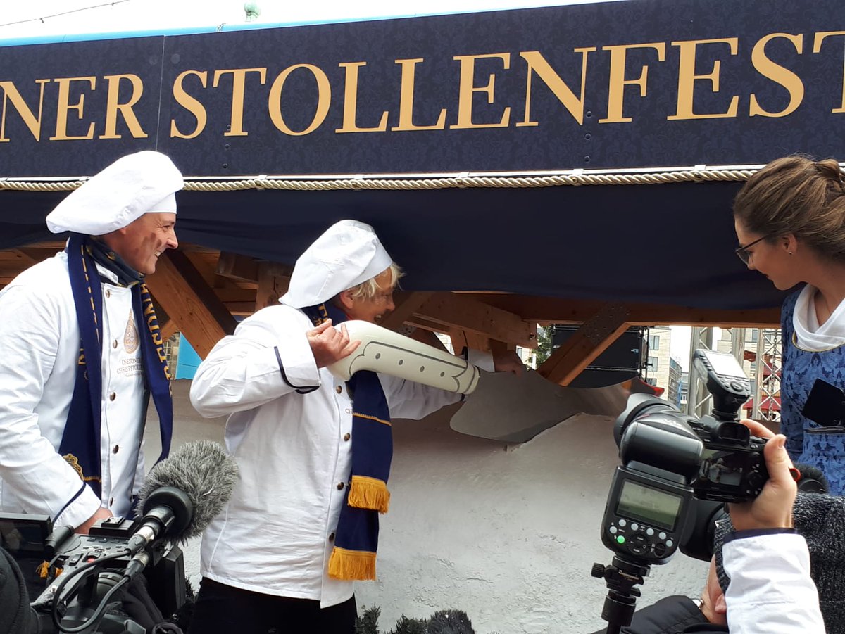 saechsischeDE's tweet photo. Der Riesenstollen ist angeschnitten: https://t.co/MQL2aE6dMa #Dresden #Stollenfest https://t.co/SK1OSXdu7F