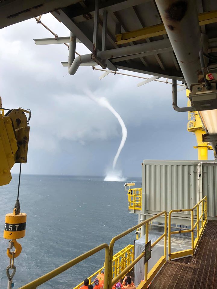 daveauld's tweet photo. Water spout offshore #Qatar. #QatarIsCalling https://t.co/k0pyhVqg1J