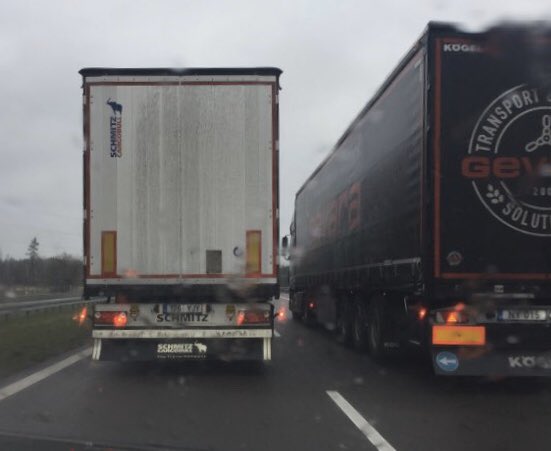 już wiem po co zbudowano w Polsce drogi ekspresowe. żeby litewskie i białoruskie ciężarówki mogły sobie komfortowo jeździć obydwoma pasami jezdni