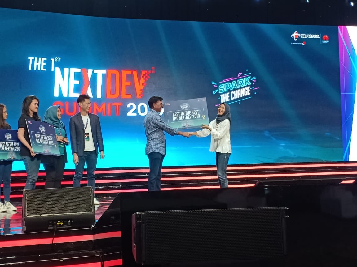 jiemiardian's tweet photo. HARI INI SENENG BANGET!

Tadi ngomong di #TheNextDevSummit2019 bareng orang-orang hebat. Terus ternyata @Ibunda_id menang sebagai best of the best the next dev 😭😭

Perjalanan masih panjang, mari tetap berjuang untuk kesehatan mental di Indonesia 👏👏💪💪 https://t.co/L9dhMs6vfx