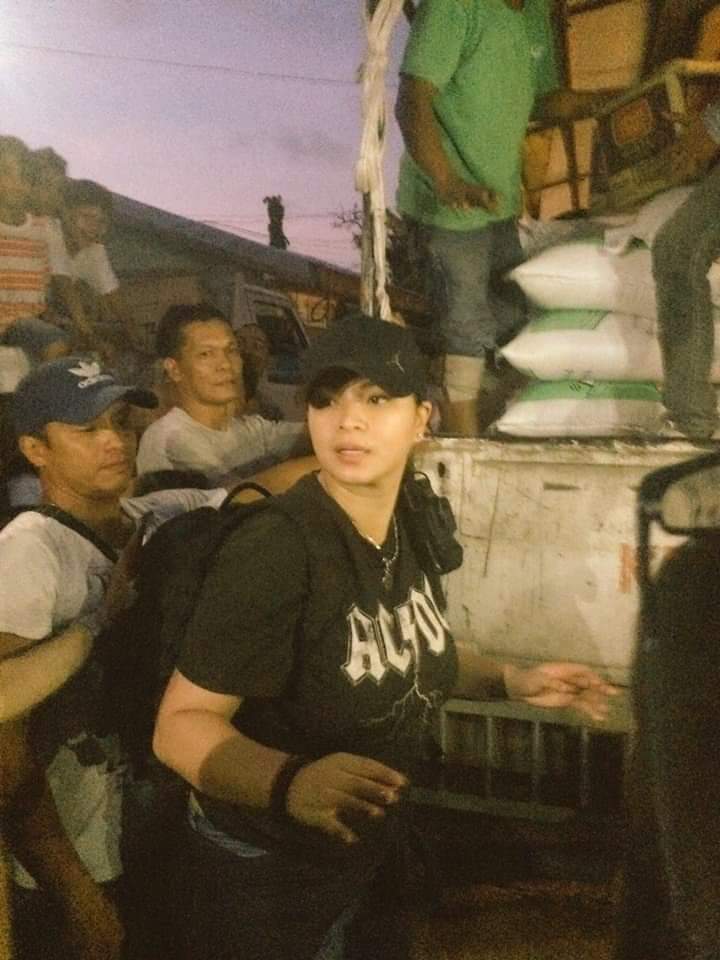 NanxieNincee's tweet photo. JUST NOW: Angel Locsin nagabihan sa pamimigay ng relief goods sa Catarman Northern Samar! 💖😭
#AngelLocsin #TeamAngelLocsin #TheRealAngelLocsin #TheGeneralsDaughter #TheRealDarna #TyphoonTisoy #TisoyPh #NorthernSamar #TindogNorthernSamar
#PrayForNorthernSamar
#MissUniverse2019 https://t.co/uvBpSRo1sm