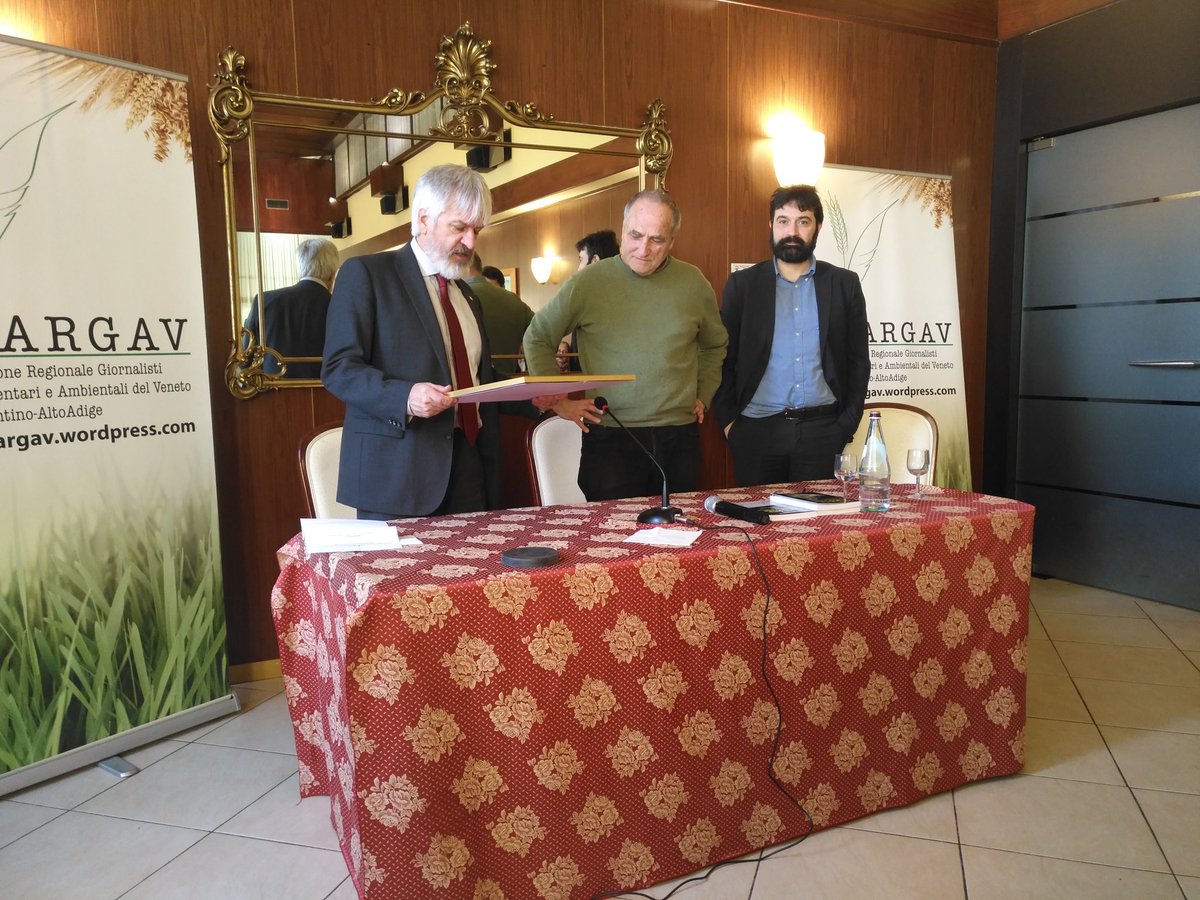 ARGAVeneto's tweet photo. Il momento della lettura della motivazione e della consegna del Premio #ARGAV 2019 a #MicheleBoato per il suo pluridecennale impegno per l'ambiente e il territorio. #FabrizioStelluto #NicolaChiarini @ODGVeneto @SindGiornalisVe @UnagaFNSI https://t.co/Ab4vOckmkJ