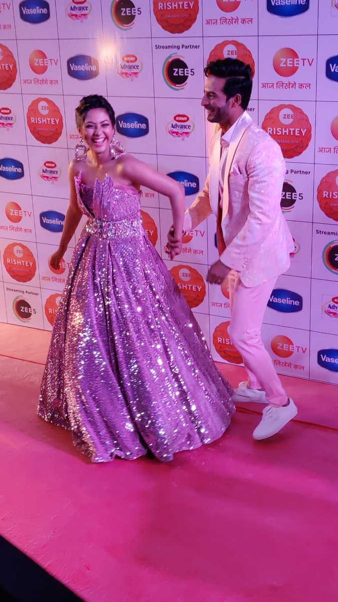 viralbollywood's tweet photo. LIVE: #SehbanAzim and #ReemShaikh at the Red Carpet of #ZeeRishteyAwards 2019! 😘❤️😍 https://t.co/Qng7ht82D9