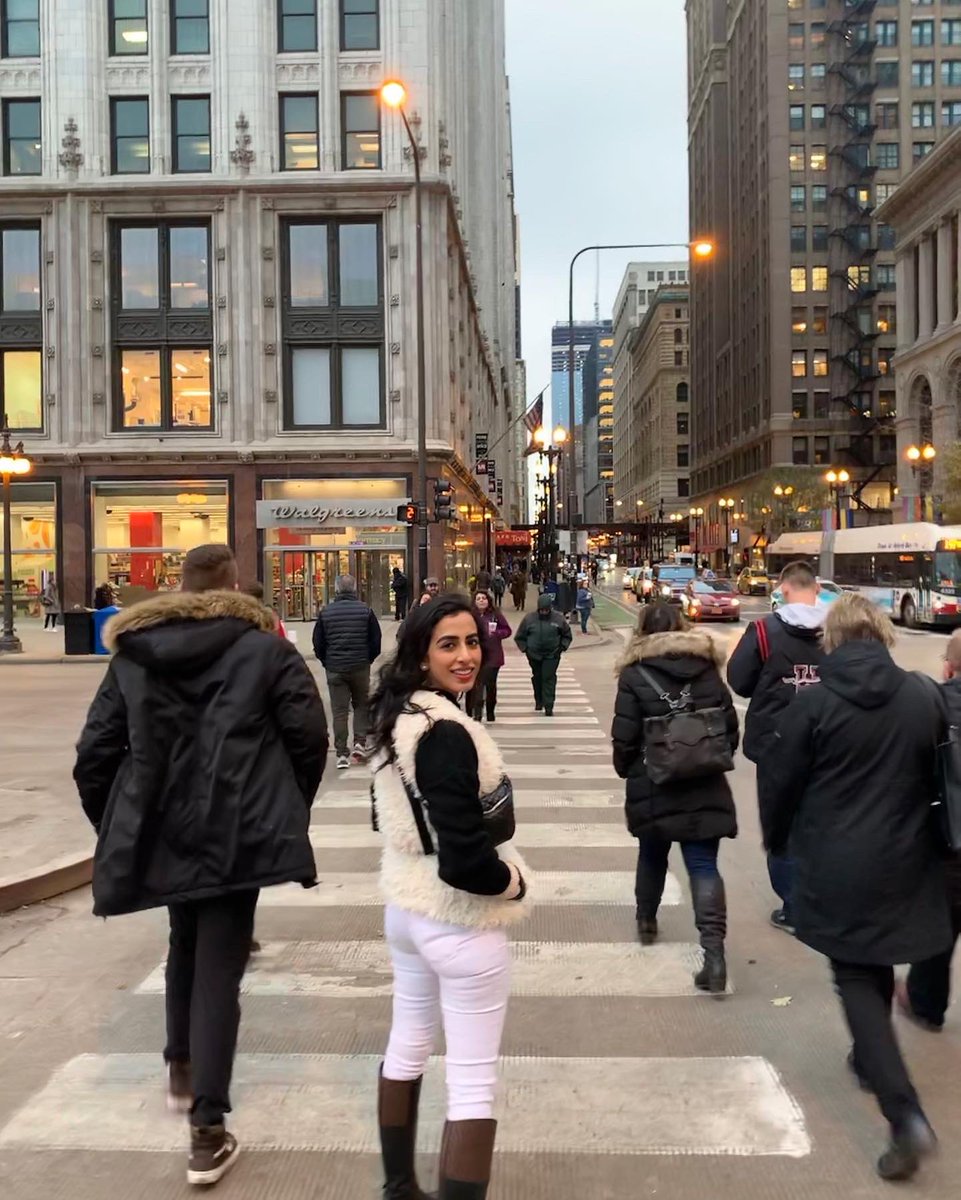 Rock n Roll stops the traffic 🚖🚘🚔 #Chicago #whereeveryougo #stopthetraffic #chicago2019 #holidays #winterstyle #nadiazahid #stylefile #MichiganAvenue