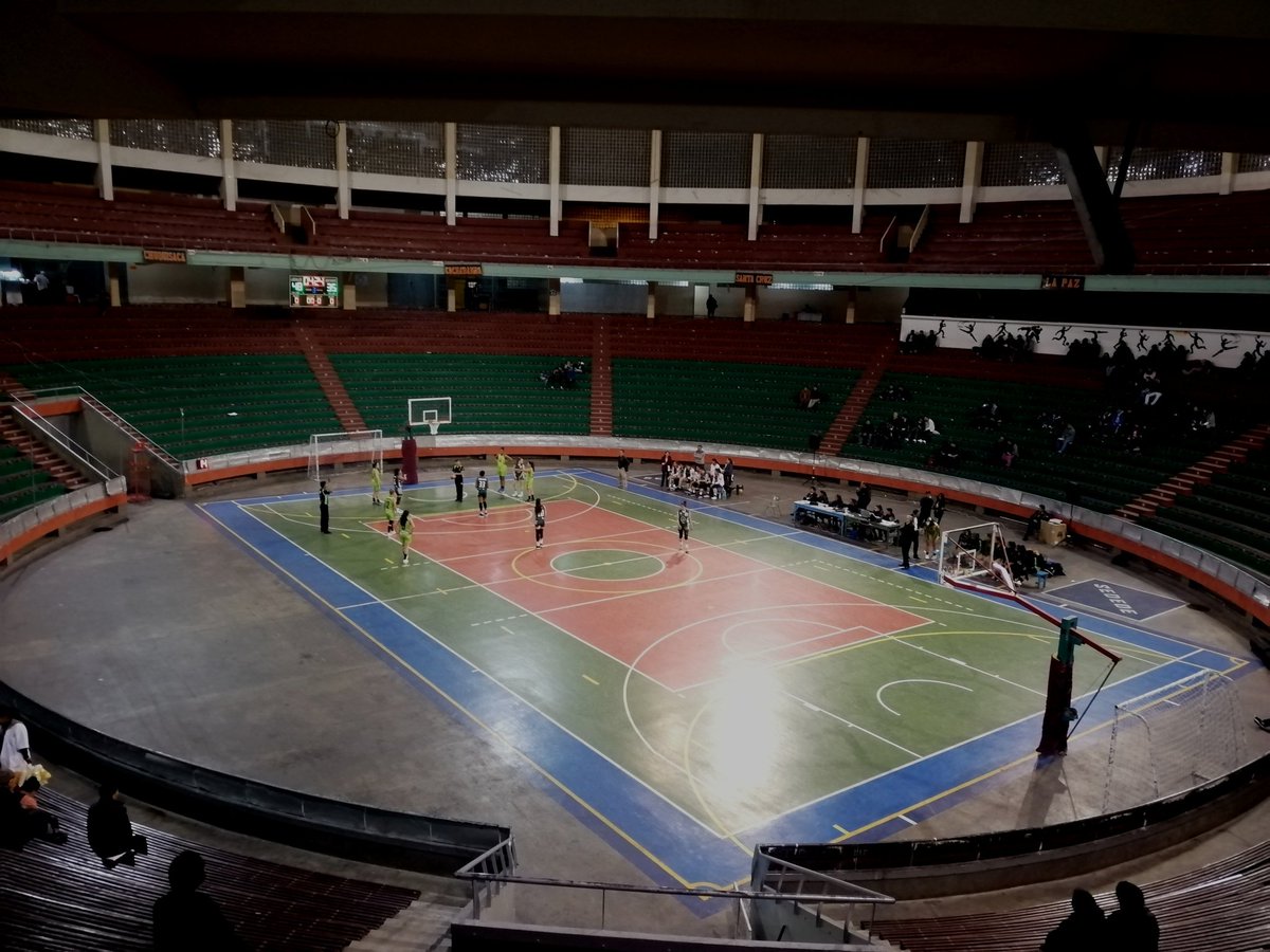 ErwinQuispePerk's tweet photo. La iluminación del Coliseo Julio Borelli Viterito sigue con problemas. Pese a estar en su máxima capacidad no es la adecuada.
No sé si Trino debe tocarlas, con la experiencia del Siles jeje, pero espero que para bien se trabaje de una vez. No sólo la prioridad es el 🏟 Siles. https://t.co/Km9paNDK6E