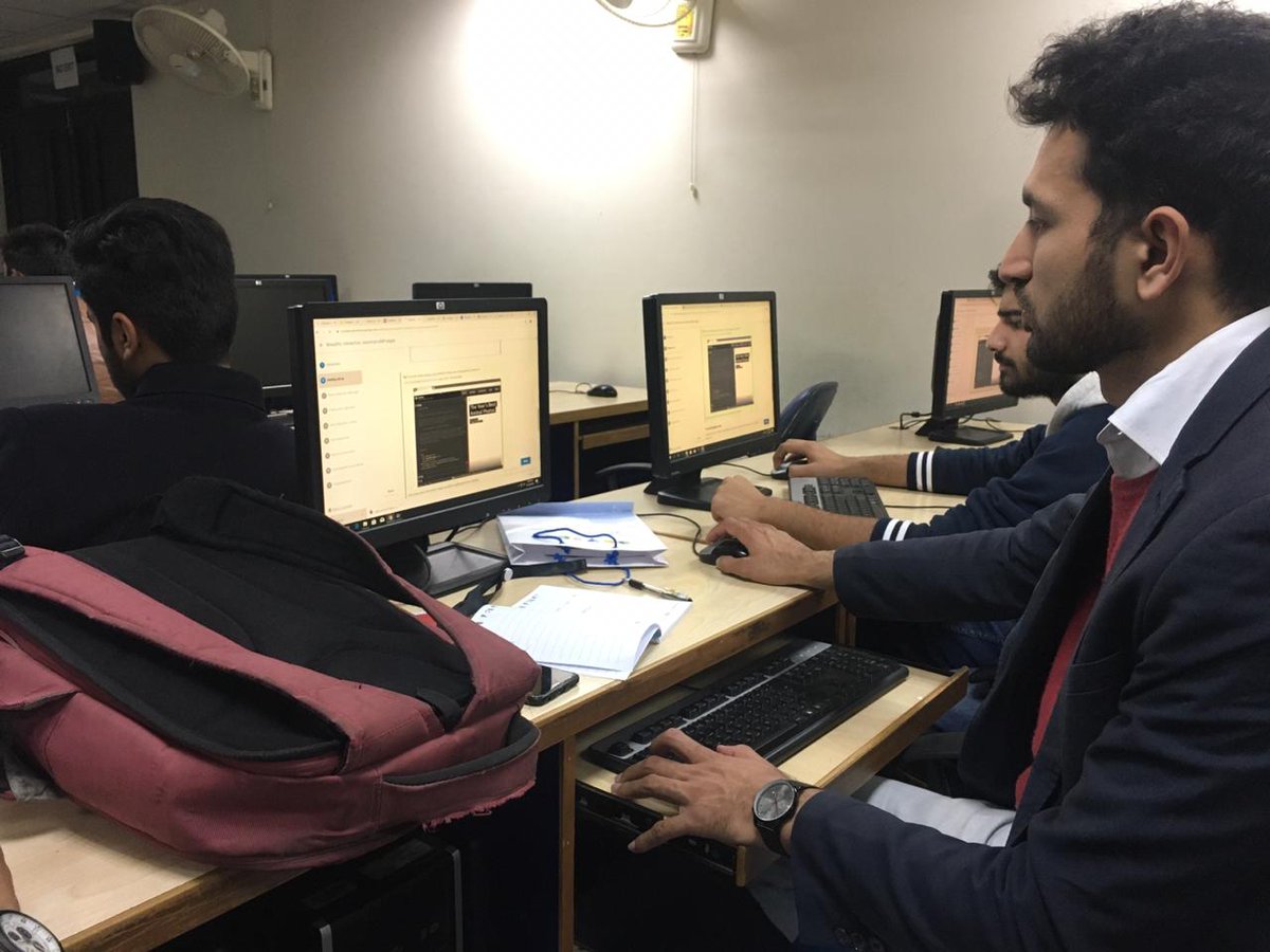 UmarNazir94's tweet image. AMP workshop at #DevFestIslamabad