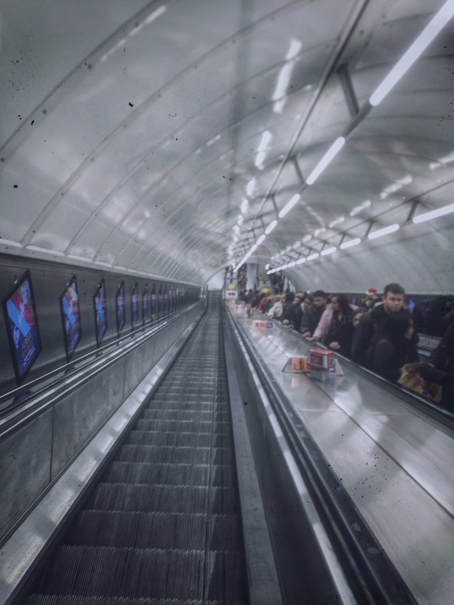 chodhound's tweet photo. Leicester Square - nobody else going down? #emptyunderground https://t.co/rDYQQ9H5Gy