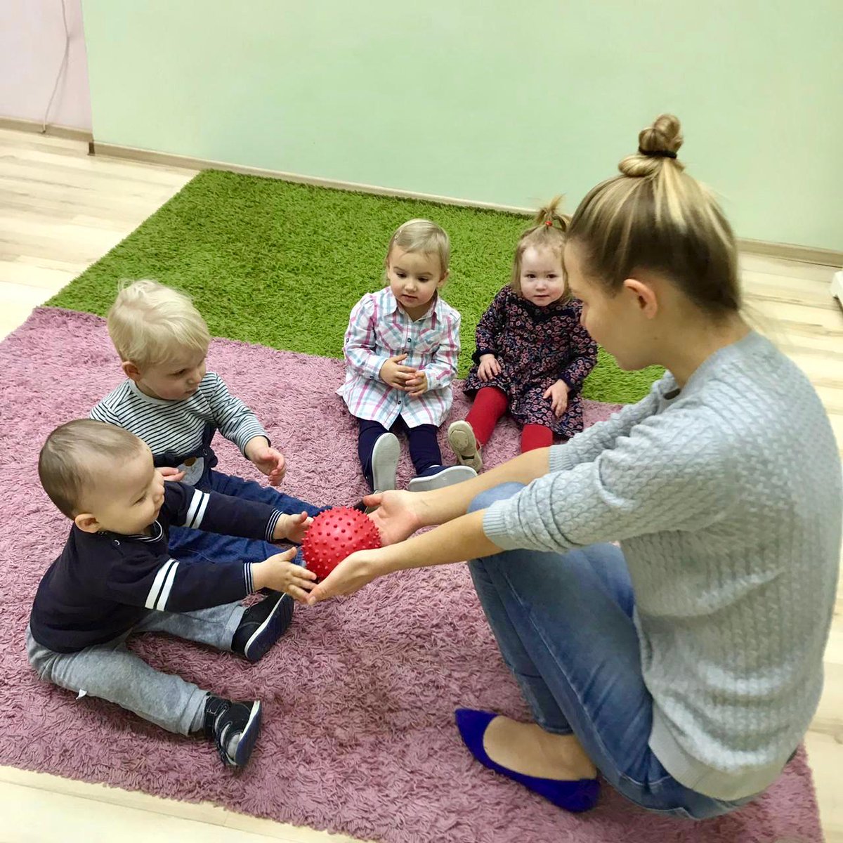 👶 Так малыши здороваются и прощаются на раннем развитии с нашим педагогом Анной Андреевной.

☎ +7(495)999-03-17
🌍 dc-logos.ru/rannee-razvitie

🎯 #развитиеребенка #раннееразвитие #дети #мама #развитиедетей #набордетей #логопед #речь #развитиеречи #ребенок #знания #развитие #школа