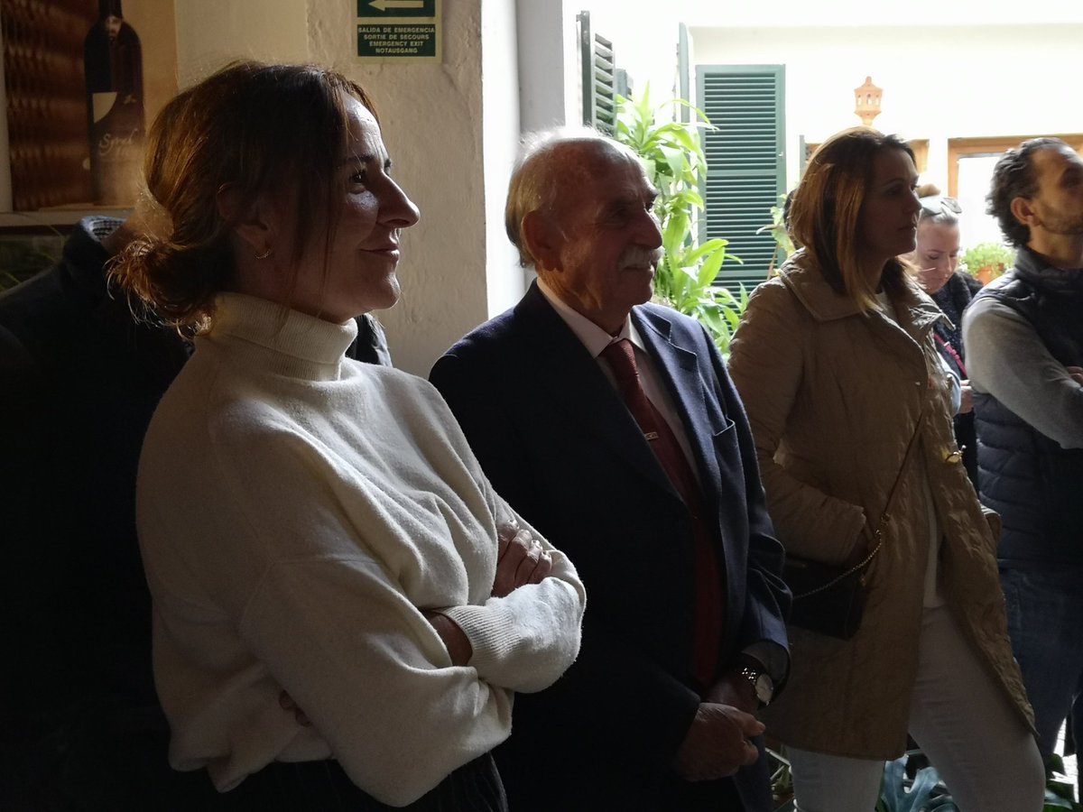 Enhorabona a la cuinera <a href="/mariasolivellas/">maria solivellas</a> i al funcionari de la conselleria i impuslor de la <a href="/BinissalemDO/">DO Binissalem</a>, Pere Quetglas, guardonats en la V edició dels guardons 'Mantonegro d' Argent'. Una distinció per reconèixer el paper del #productelocal i #km0 de les Illes