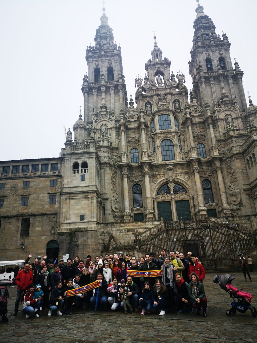 En coches, en bus y hasta en avión. 60 Grillones ya en #SantiagodeCompostela para mañana no fallarte: <a href="/RealZaragoza/">Real Zaragoza</a>. 💙 #DondeSeaPeroContigo pero no nos falles! #GrillonesOnTour19